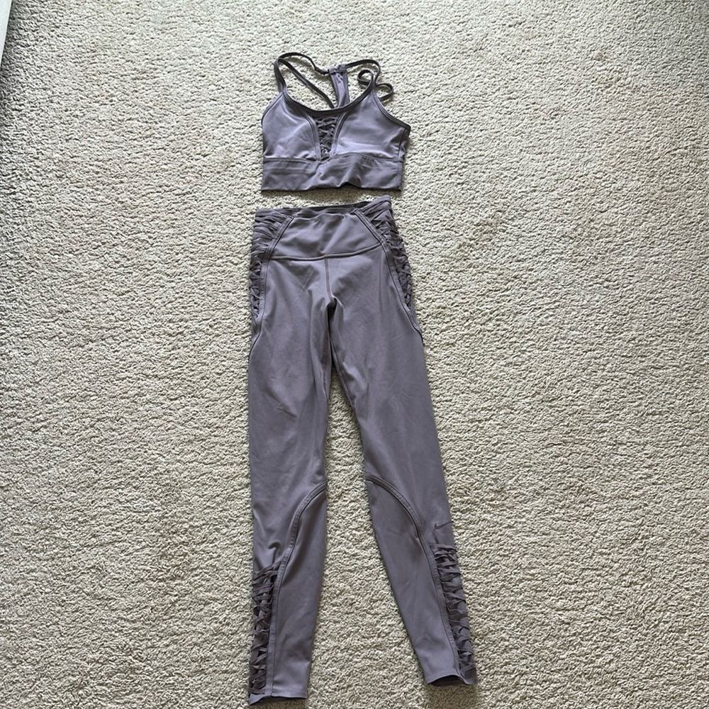 Used once Nike women LUXE top and bottom workout set